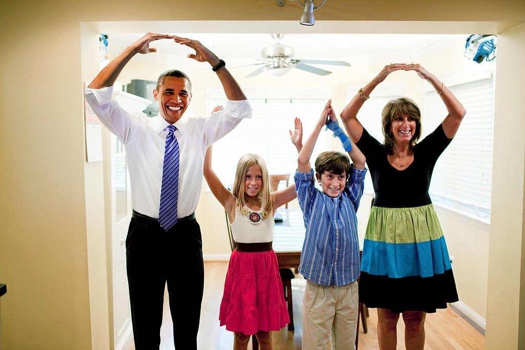 President Barack Obama helps spell out "Ohio" with the Weithman family, Rachel, 9, Josh, 11, and mom Rhonda, in their home in Columbus, Ohio [credit: White House (Pete Souza), Public domain